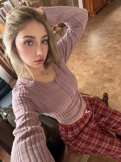 SHEIN Conjunto de pijama de 2 piezas con top de manga larga de cuello redondo y botones hasta la mitad en unicolor, y pantalones a cuadros para mujer, ropa de invierno