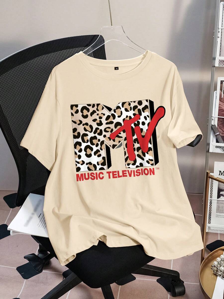 MTV | SHEIN تي شيرت بياقة طاقم وأكمام قصيرة مطبوع عليه حروف إنجليزية كاجوال، مريح للارتداء في الصيف، مقاس كبير - كاكي - مشاهدة 1