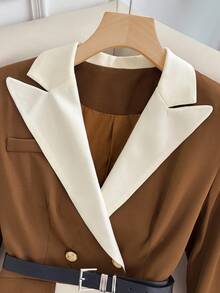 GlowEve 女式撞色翻领西装外套，配有金属双排扣和口袋 - 彩色 - 查看 4