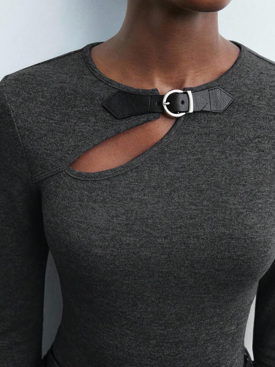 Maija Áo kiểu nữ màu xám và đen, thiết kế bất đối xứng khoét rỗng bằng da, dáng ôm vừa vặn, đa năng cho đi làm, công sở, dạo phố, thanh lịch cho tiệc Giáng sinh, năm mới, dễ phối đồ cho các buổi đi chơi.