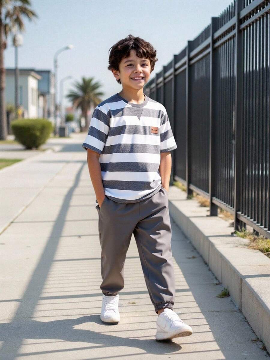 SHEIN Vacaura 2件套男童休闲简约黑白条纹T恤配黑色长裤，适合春、夏、秋季日常穿着和外出。