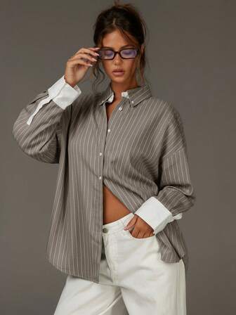 Athîral Damskjorta med långa ärmar och knappar framtill, nedsänkta axlar, kontrastrandig