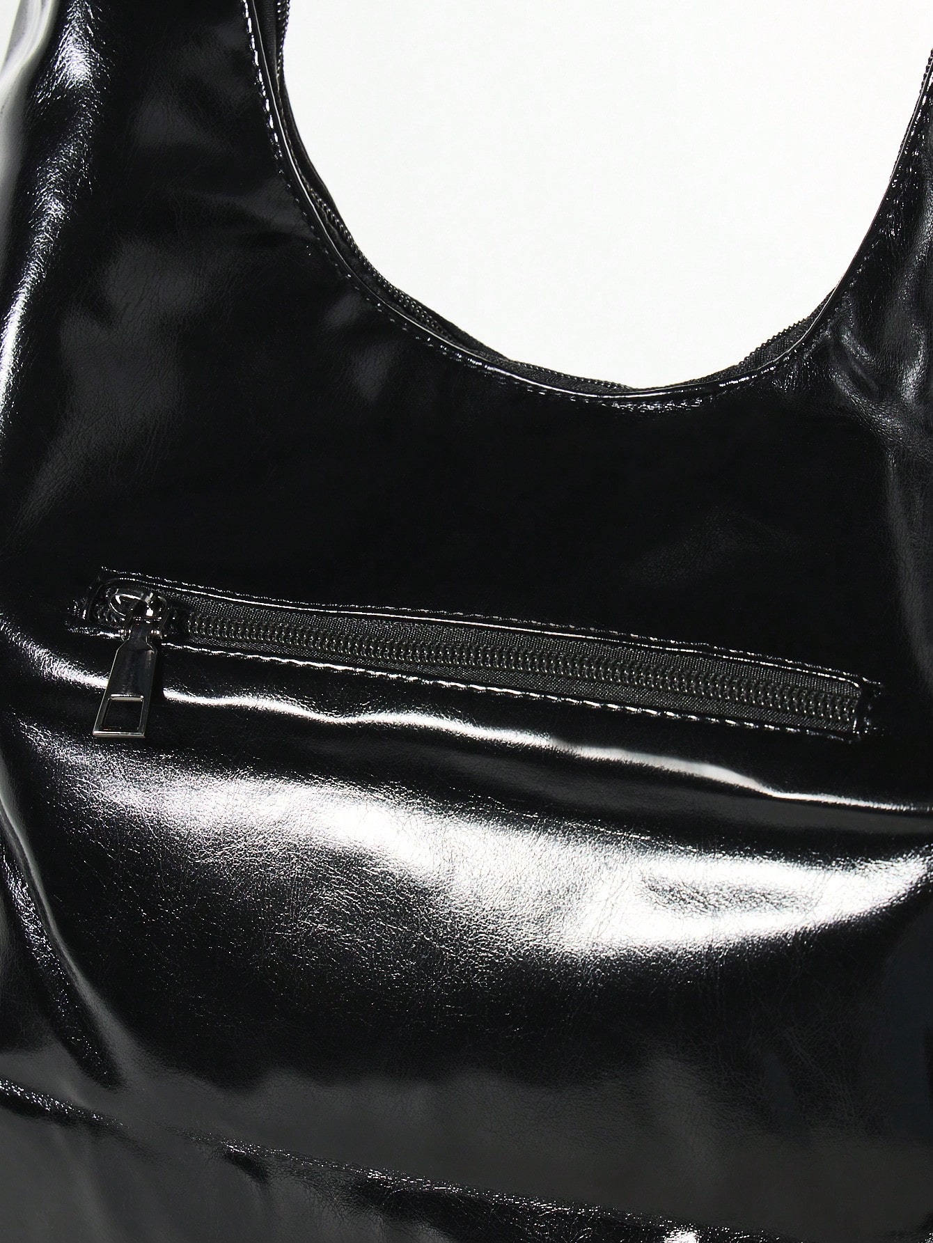 KIZN Borsa hobo in vernice con borchie esagonali