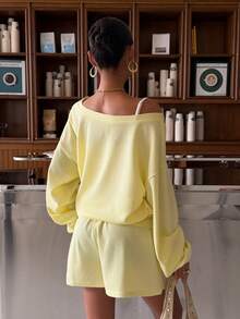 Muchica 女士浅黄色字母刺绣针织纹理斜肩T恤和短裤套装 - 黃色 - 查看 2