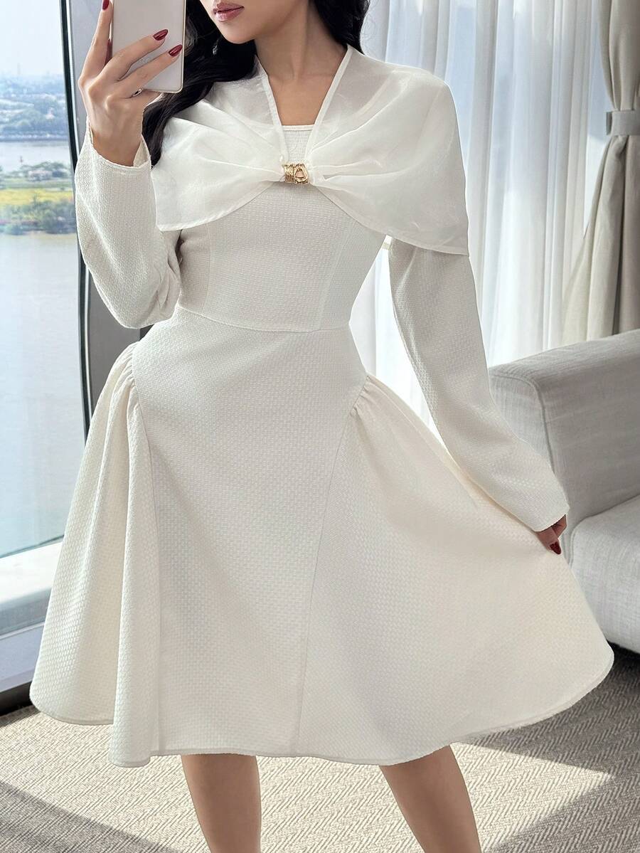 Feyla Robe courte élégante avec décoration métallique et design châle pour femmes - Nude - Voir 1