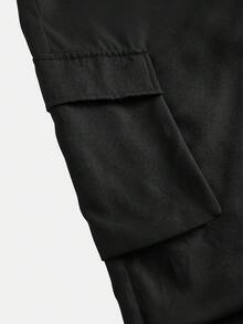 SHEIN Girlism 2件套少女运动、街头风、返校、休闲、大学、篮球服套装 - 黑色V领露脐T恤、宽松撞色短袖T恤和黑色纯色工装裤，适合春夏街头风、日常穿着、运动、购物、返校、度假、校园风、复活节、音乐节、毕业典礼、家庭聚会等场合。 - 黑與白 - 查看 8