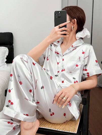 SHEIN Conjunto de pijama de seda sintética elegante con estampado de flores de cerezo, adecuado para usar en casa y como ropa exterior