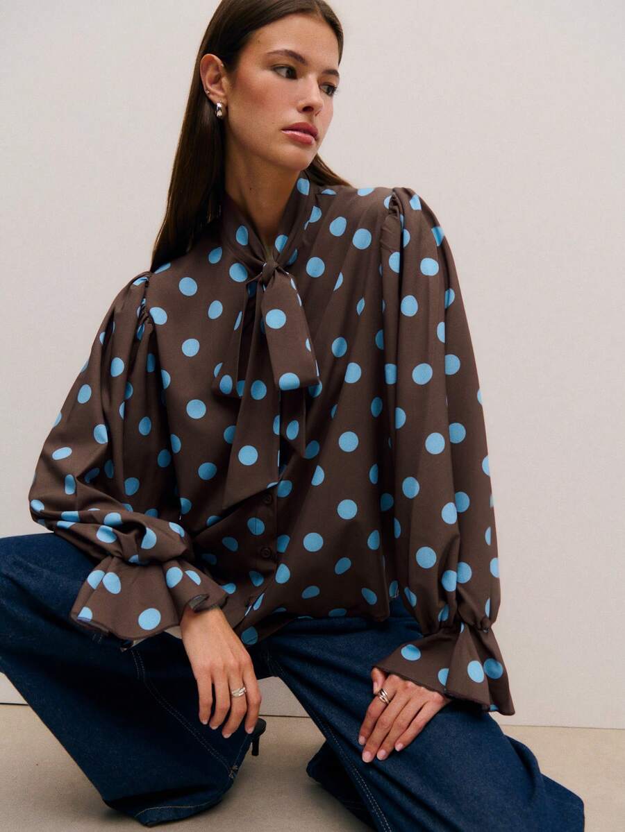 Nöista Blusa elegante e giocosa con pois leggeri, un fiocco importante è perfetta per gli outfit primaverili, le feste o gli outfit per compleanni e cene. Un top di stile per chi ama le stampe con un tocco moderno. Stile estivo, look festivo da resort e per San Valentino. - Multicolore - Visualizzare 1