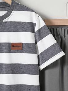 SHEIN Vacaura 2件套男童休闲简约黑白条纹T恤配黑色长裤，适合春、夏、秋季日常穿着和外出。