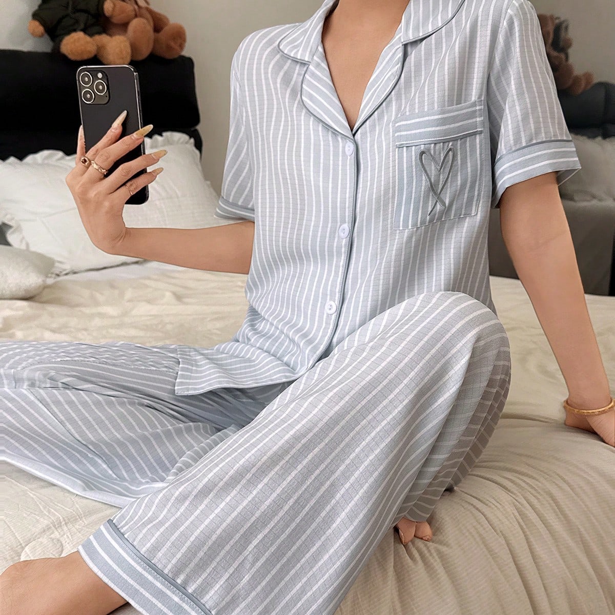 Conjunto de pijama de manga corta con cuello a rayas clásico