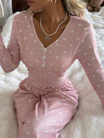 CottageSlumber Conjunto de pijama de top de manga larga y pantalones con estampado de corona y decoración de botones en escote en V de punto para mujer, ropa de otoño e invierno