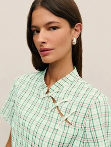 Nöista 中式三粒扣领口增添了东方韵味。短袖和直筒版型确保了穿着舒适，而复古格纹图案则营造出休闲学院风，适合日常穿着。 - 淺藍色 - 查看 7