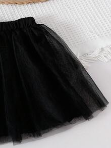Elladie kids 两件套女童卫衣+薄纱裙套装，棕色卫衣饰有三个黑色蝴蝶结，搭配黑色网纱裙，时尚俏皮，甜美时尚，展现可爱少女魅力，适合秋冬季穿着。 - 棕色 - 查看 4