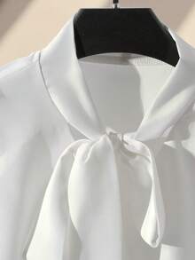 Modelyn 蕾丝边V领系带荷叶边袖口时尚女式白色衬衫 - 白色 - 查看 3