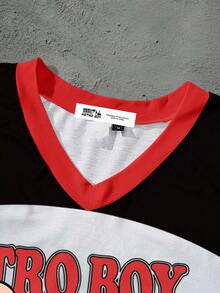 Astro Boy X SHEIN Camiseta casual de manga corta y cuello en V holgada para hombre de verano, cómoda y relajada, con diseño impreso de letras inglesas, números y llamas en rojo, negro - Blanco - Ver 4