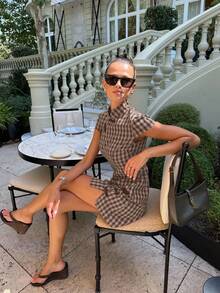 Nöista Spring Break Outfits Dress Features A Retro, Neo-Chinese Style, A Cheongsam Silhouette, A Stand Up Collar, A Slanted Lapel, HandMade Button Detailing. The Buttons Are A Bright, Creating A Striking Contrast Against The Checke Background, Adding A Visual Focal Point, A Touch Of Chinese Flair. The Slim Fit Emphasizes The Woman's Curves. The High Side Slit, Diagonal Rows Of Buttons Create A Playful, Lively Effect. - Coffee Brown - View 2