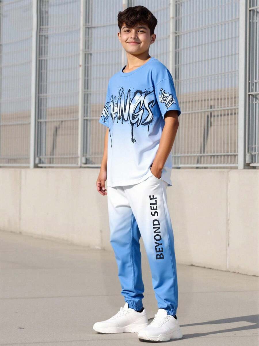 Vacaura Bộ 2 áo thun tay ngắn cổ tròn in chữ gradient phong cách đường phố mùa hè cho bé trai kèm quần jogger cạp chun thoải mái khi hoạt động ngoài trời - Nhiều màu - Xem 1
