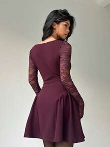 Aloruh فستان قصير مكشكش بخصر مطوي مع تصميم رقعة من الدانتيل وياقة مربعة للنساء - الأرجواني - مشاهدة 3