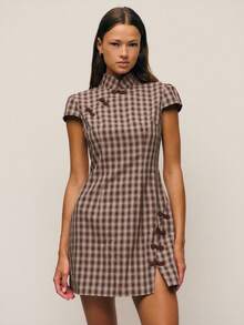 Nöista Spring Break Outfits Dress Features A Retro, Neo-Chinese Style, A Cheongsam Silhouette, A Stand Up Collar, A Slanted Lapel, HandMade Button Detailing. The Buttons Are A Bright, Creating A Striking Contrast Against The Checke Background, Adding A Visual Focal Point, A Touch Of Chinese Flair. The Slim Fit Emphasizes The Woman's Curves. The High Side Slit, Diagonal Rows Of Buttons Create A Playful, Lively Effect. - Coffee Brown - View 3