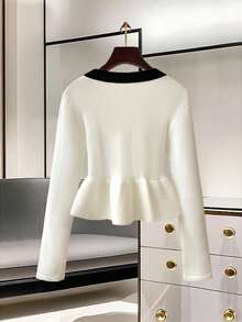 GlowEve 秋冬新款女士拼色毛衣，时尚腰部收紧喇叭下摆短款开衫，带有独特的金属纽扣装饰 - 黑與白 - 查看 2