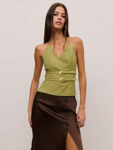 Nöista 浅芥末绿亚麻露背V领上衣，配有双排扣金属纽扣。质感面料易于搭配裙装和阔腿裤，尽显女性优雅气质。 - 芥末黃 - 查看 1