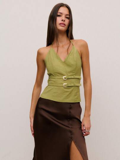 Nöista Una blusa de lino de color verde mostaza claro con cuello halter en V y botones metálicos de doble botonadura. La tela texturizada es fácil de combinar con faldas y pantalones de pierna ancha, mostrando una elegancia femenina.