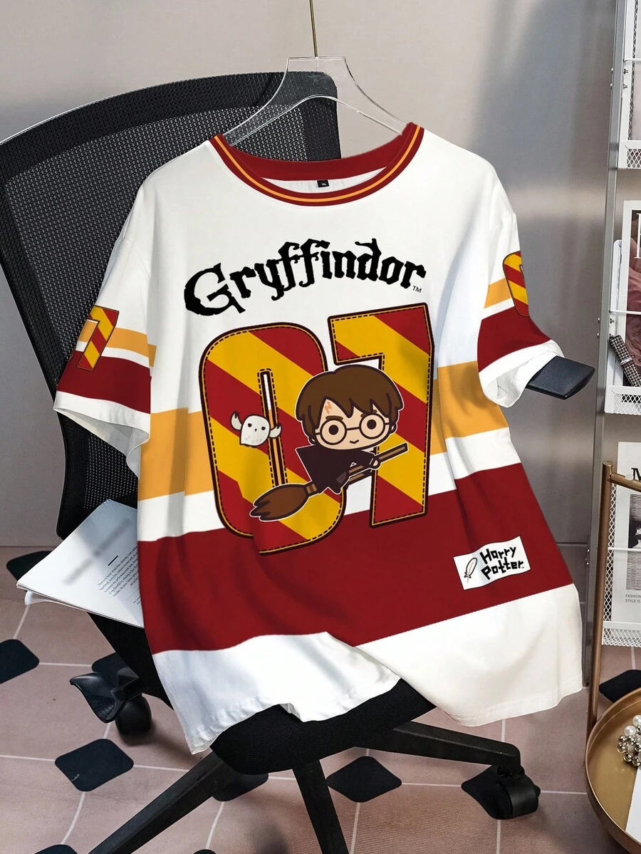 HARRY POTTER X SHEIN Áo thun cổ tròn tay ngắn cỡ lớn, thoải mái, họa tiết hoạt hình thể thao, họa tiết sọc Gryffindor và chữ cái tiếng Anh, mùa hè - trắng - Xem 1