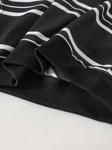 SHEIN Mirajuku 2 Stücke/Set Lässiger, stilvoller Tween Jungen Schwarz & Weiß gestreiftes Langarm T-Shirt mit Tasche und zerrissene Jeans mit elastischem Bund, weite Passform, bequem für den täglichen Gebrauch, Ausflüge, Partys, Reisen, Fotoshootings - Schwarz - Übersicht 7