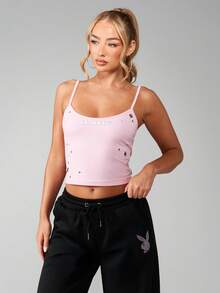 Missguided x Playboy Top de tirantes corto de verano con detalles de ojales metálicos y estampado de letras desgastado - Rosa - Ver 3