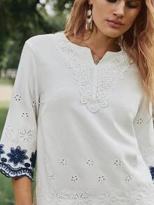 Freevana Blusa casual de mujer con cuello en V de encaje de contraste, manga 3/4 y bordado calado - Azul y blanco - Ver 2