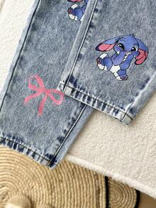 Pantalones vaqueros azules sueltos y acampanados con estampado de conejo lindo de dibujos animados y lazo rosa para niña joven - Lavado ligero - Ver 4