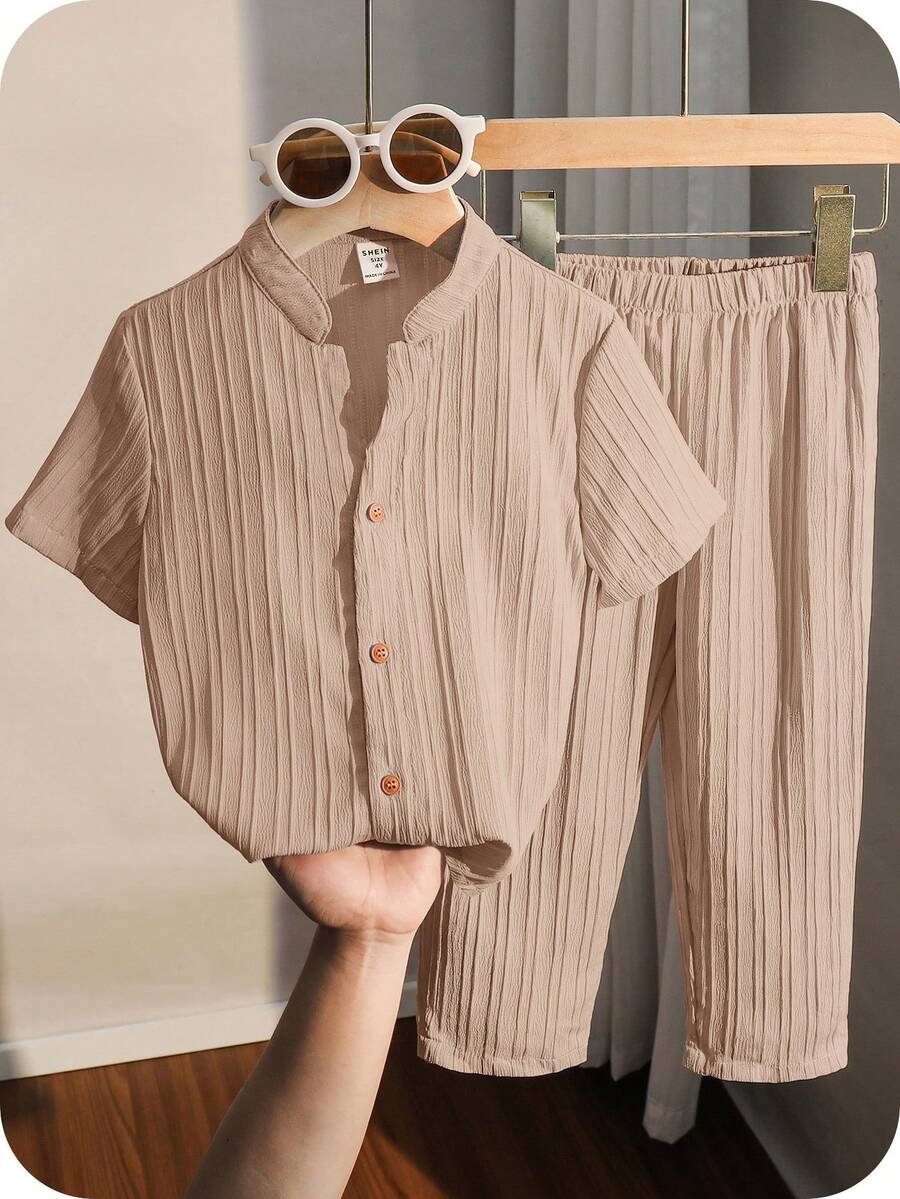 SHEIN Bộ 2 bộ quần áo thể thao thường ngày cho bé trai đi nghỉ đại học kèm áo sơ mi cổ đứng bằng vải có họa tiết và quần dài phù hợp cho trang phục trẻ em Bộ quần áo bé trai trở lại trường phù hợp cho tiệc sinh nhật, tiệc tối, biểu diễn, đám cưới, lễ rửa tội, lễ khai giảng hàng ngày phù hợp để sử dụng hàng ngày phù hợp để đi học phù hợp để du lịch phù hợp để chơi thể thao phù hợp cho mùa xuân và mùa hè - Màu be - Xem 1