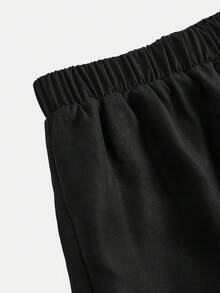 SHEIN Girlism 2件套少女运动、街头风、返校、休闲、大学、篮球服套装 - 黑色V领露脐T恤、宽松撞色短袖T恤和黑色纯色工装裤，适合春夏街头风、日常穿着、运动、购物、返校、度假、校园风、复活节、音乐节、毕业典礼、家庭聚会等场合。 - 黑與白 - 查看 7
