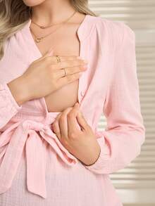 SHEIN 孕妇衬衫，长袖，V领，半开襟，前襟纽扣，腰带，宽松版型上衣 - 淺粉色 - 查看 7