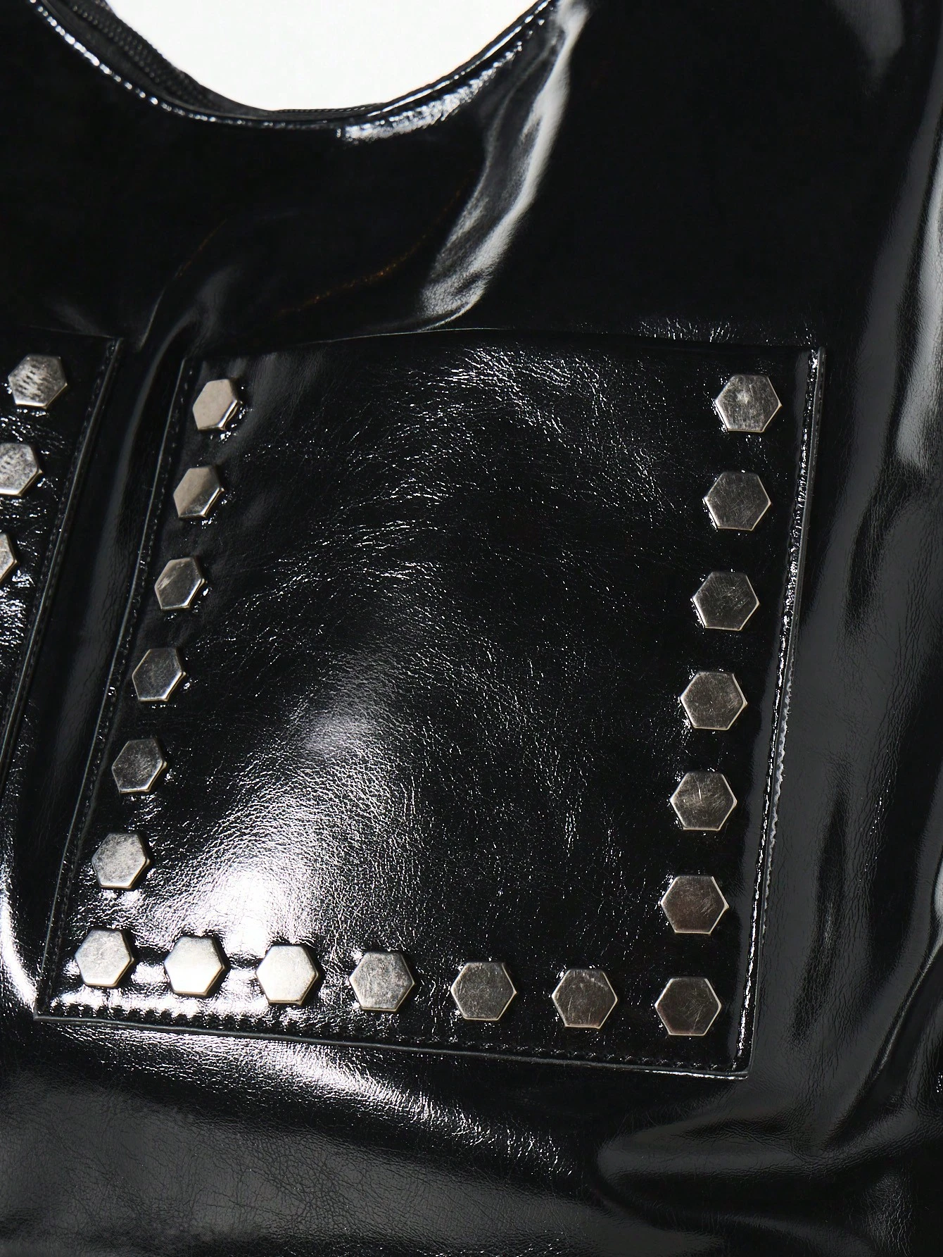 KIZN Borsa hobo in vernice con borchie esagonali