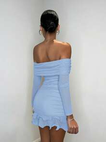 Vestido mini elegante y dulce de manga larga, hombros abiertos, con volantes y fruncido en la tela de malla tricotada de color a - Celeste - Ver 2
