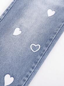 SHEIN ChillGRL 少女时尚爱心印花牛仔裤，适合春、夏、秋、冬四季穿着，中度水洗牛仔蓝，Y2K街头风，甜美可爱设计，休闲百搭的五口袋款式，配有松紧腰带和做旧细节。 - 中等水洗藍 - 查看 5