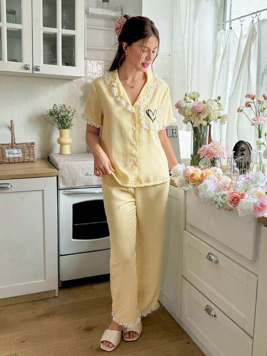 Snug Reverie 女士黄色格子蕾丝边撞色心形印花口袋开衫和裤子睡衣套装 - 黃色 - 查看 1