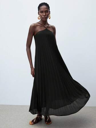 Maija Vestido con cuello halter, bajo plisado y falda oversize en color café oscuro, ideal para primavera/verano, con estilo bohemio, vacacional, elegante, minimalista, cómodo y versátil