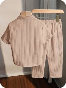 SHEIN Bộ 2 bộ quần áo thể thao thường ngày cho bé trai đi nghỉ đại học kèm áo sơ mi cổ đứng bằng vải có họa tiết và quần dài phù hợp cho trang phục trẻ em Bộ quần áo bé trai trở lại trường phù hợp cho tiệc sinh nhật, tiệc tối, biểu diễn, đám cưới, lễ rửa tội, lễ khai giảng hàng ngày phù hợp để sử dụng hàng ngày phù hợp để đi học phù hợp để du lịch phù hợp để chơi thể thao phù hợp cho mùa xuân và mùa hè - Màu be - Xem 2