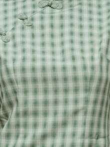 Nöista 复古新中国风春假连衣裙，采用旗袍廓形，立领，斜领，配以亮丽的手工纽扣。修身剪裁和高开衩设计，打造优雅迷人的造型。 - 淺綠色 - 查看 8