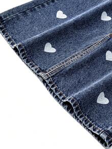 SHEIN Genkimix Kids Chân váy chữ A denim sẫm màu cho bé gái tuổi teen, phong cách giản dị, thoải mái cho mùa hè! Được làm từ vải denim mềm mại, màu xanh đậm, có cạp chun dễ mặc. Kiểu dáng chữ A và thiết kế xẻ tà hai bên mang đến vẻ ngoài thoải mái, thời trang. Phù hợp cho các buổi đi chơi hàng ngày, đến trường, trở lại trường, du lịch và nghỉ dưỡng. - Rửa tối - Xem 6