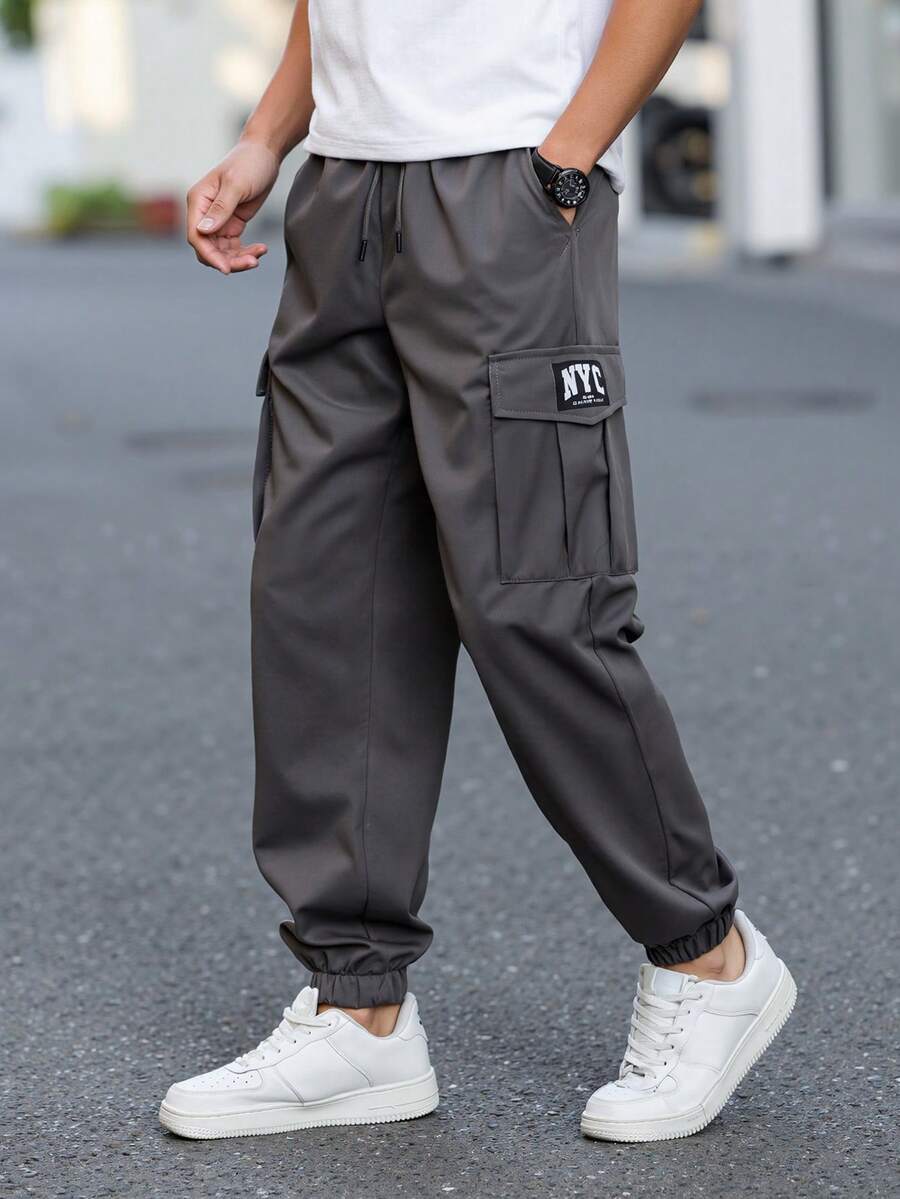 Manfinity Homme Quần ống rộng cạp chun có dây rút, chữ vá, túi bo gấu, thời trang dạo phố cho nam - Màu xám đen - Xem 1