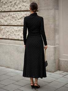 Ontre 2026春夏女装黑色底白色波点撞色舒适亲肤高弹面料不对称设计褶皱领口装饰腰部褶皱修饰身材A字廓形长裙现代都市休闲商务办公低调复古优雅品质通勤机场时尚可爱情人节连衣裙 - 黑與白 - 查看 6