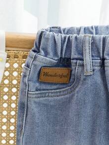 SHEIN Playful Pals Denimly 春夏新款男童宽松浅蓝色牛仔裤，弹性腰带设计，穿着舒适方便，搭配简约T恤或衬衫，打造时尚休闲造型，另有卡通图案可选，增添趣味风格，是男童日常穿着的必备百搭单品，适合上学、户外活动、旅行、家庭活动、聚会等场合。 - 中等水洗藍 - 查看 4