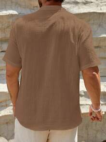 HIMLAND 男士纯色V领半扣宽松休闲短袖衬衫 - 棕色 - 查看 2