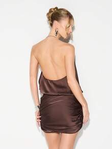 KIZN 缎面吊带迷你连衣裙，深V领，裹身式褶皱修身设计，适合派对、晚宴、正式场合，无袖露背。 - 咖啡棕 - 查看 2