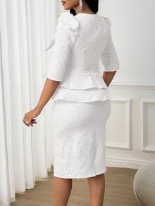 SHEIN Lady Bộ đồ hai mảnh bốn mùa thanh lịch cho nữ, dự tiệc đi làm, màu trơn, vải jacquard bóng, họa tiết hoa ba chiều, tay bồng, eo bo gấu, áo xếp nếp và chân váy xẻ hông - trắng - Xem 2