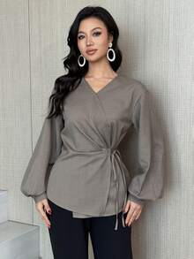 Modelyn 女士纯色V领长袖侧系腰休闲褶皱衬衫 - 灰色 - 查看 2