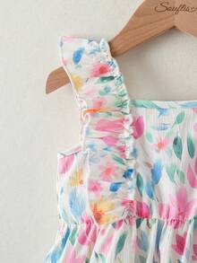 Souflis Souflis 这款粉白格纹吊带连衣裙，搭配可爱的草莓印花，营造出清新自然的氛围。肩部饰以荷叶边，完美诠释了夏日时尚优雅活泼的气质。A字版型，采用轻盈透气的面料，适合假日派对、周岁婚礼、景区游览、拍照等各种场合穿着。 - 彩色 - 查看 7